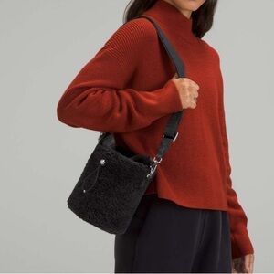 Lululemon Crossbody Fleece Bucket Bag 2.5L - black